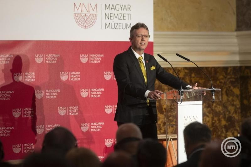 Hankó Balázs kultúráért és innovációért felelős miniszter beszédet mond az Attila kiállítás megnyitóján a Magyar Nemzeti Múzeum dísztermében 2026. január 22-én. A hunok uralkodójának személyét és örökségét bemutató időszaki kiállítás 13 ország 64 múzeumának mintegy 400 műtárgyán keresztül idézi meg Attila alakját és korát. A tárlat július 12-ig tekinthető meg. MTI/Kocsis Zoltán