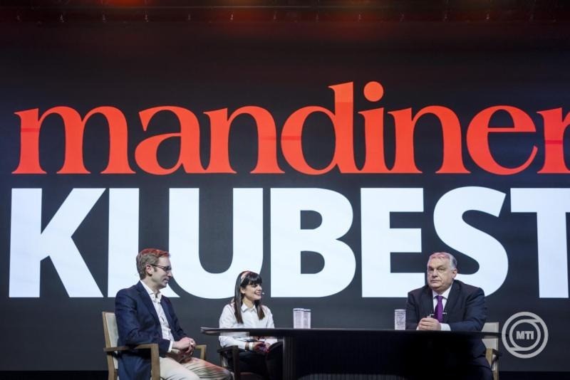 A Miniszterelnöki Kommunikációs Főosztály által közreadott képen Orbán Viktor miniszterelnök (j) a Mandiner Klubesten a Várkert Bazárban 2026. február 4-én. A kormányfő mellett Szalai Zoltán, a Mandiner lapigazgatója (b) és Szalai Laura, a Mandiner főszerkesztő-helyettese (k). MTI/Miniszterelnöki Kommunikációs Főosztály/Kaiser Ákos