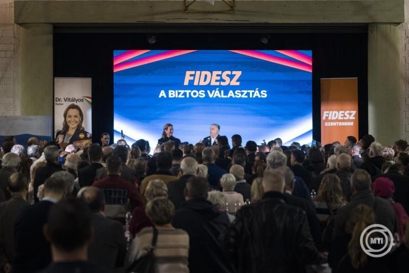 Miniszterelnöki Kommunikációs Főosztály által közreadott képen Orbán Viktor miniszterelnök (k) beszédet mond országjárásának szentendrei állomásán 2026. február 10-én. Mellette Vitályos Eszter kormányszóvivő, a térség fideszes országgyűlési képviselője. MTI/Miniszterelnöki Kommunikációs Főosztály/Kaiser Ákos