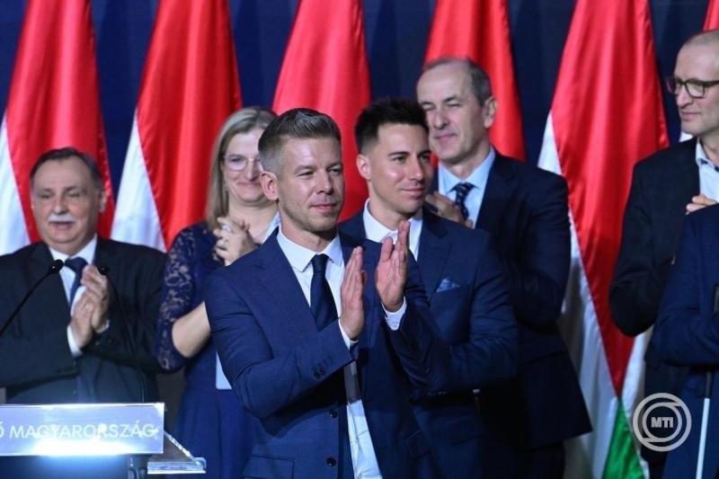 Magyar Péter, a Tisza Párt elnöke (első sor, k) évértékelő beszéde után a párt országgyűlési képviselőjelöltjeivel a Hungexpón 2026. február 15-én. MTI/Koszticsák Szilárd