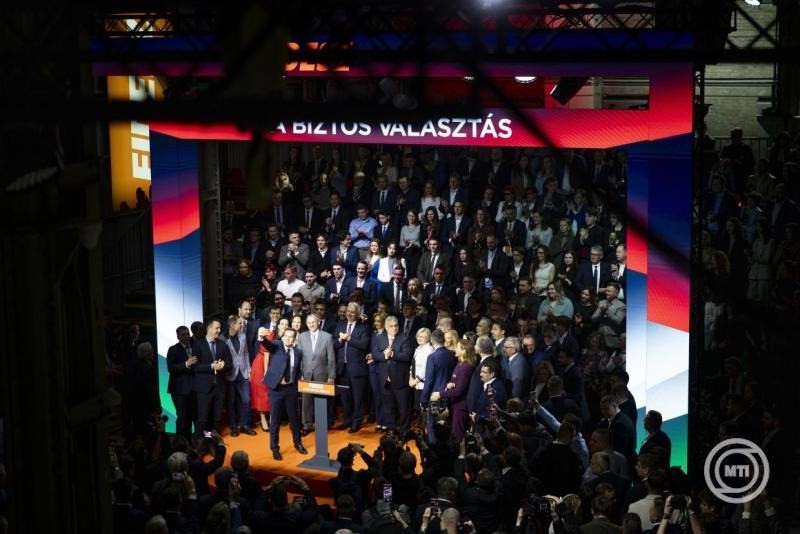 A Miniszterelnöki Kommunikációs Főosztály által közreadott képen Orbán Viktor miniszterelnök, a Fidesz elnöke (k) a Fidesz-KDNP országos listájának bemutatásán Budapesten, a Fidesz választmányi ülésén 2026. február 16-án. MTI/Miniszterelnöki Kommunikációs Főosztály/Fischer Zoltán