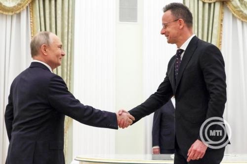 Vlagyimir Putyin orosz elnök (b) Szijjártó Péter külgazdasági és külügyminisztert fogadja a moszkvai Kreml Szenátusi palotájában 2026. március 4-én. MTI/AP/Orosz elnöki sajtószolgálat/Mihail Metzel