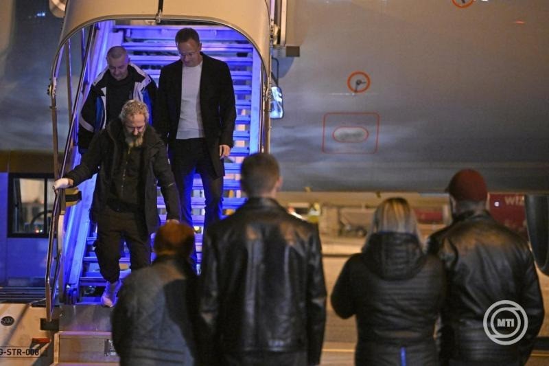 Szijjártó Péter külgazdasági és külügyminiszter (b3) és a vele Budapestre érkező két kényszersorozott kárpátaljai magyar hadifogoly (b1 és b2) a Liszt Ferenc Nemzetközi Repülőtéren 2026. március 5-én hajnalban. A kényszersorozott, magyar állampolgársággal is rendelkező, magyar nemzetiségű férfiak elengedését a miniszterrel előző nap Moszkvában folytatott tárgyalásán hagyta jóvá Vlagyimir Putyin orosz elnök. MTI/Bodnár Boglárka