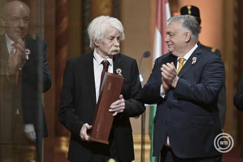 Melocco Miklós, a nemzet művésze, Kossuth- és Munkácsy Mihály-díjas szobrászművész, érdemes művész, a Magyar Corvin-lánc birtokosa, a Magyar Művészeti Akadémia rendes tagja (k) átveszi a Kossuth-nagydíjat a Kossuth- és Széchenyi-díjak ünnepélyes átadásán, az 1848-49-es forradalom és szabadságharc évfordulója alkalmából az Országház kupolacsarnokában 2026. március 14-én. Mellette Sulyok Tamás köztársasági elnök (b) és Orbán Viktor miniszterelnök. MTI/Illyés Tibor