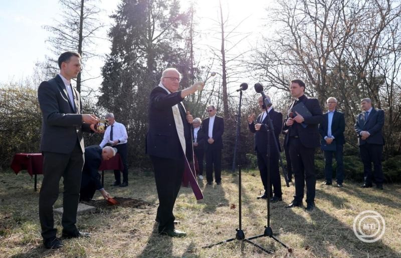 Nyékládháza, 2026. március 18. Wallace Banach apostoli nuncius (elöl, b2) megáldja az alapkövet egy lelkigyakorlatos közösségi tér alapkőletételén Nyékládházán 2026. március 18-án. MTI/Vajda János