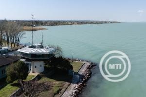  A drónnal készült felvételen a HungaroMet Siófoki Viharjelző Obszervatóriuma 2025. április 3-án. A tavi viharjelzési szezon április 1-jén elkezdődött a Balatonon, a Velencei- és a Tisza-tavon és október 31-éig tart. MTI/Vasvári Tamás