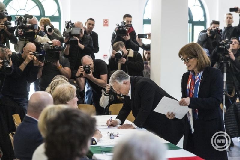 A Miniszterelnöki Kommunikációs Főosztály által közreadott képen Orbán Viktor miniszterelnök, a Fidesz elnöke és felesége, Lévai Anikó átveszi a szavazólapot az országgyűlési választáson Budapesten, a Zugligeti Általános Iskolában kialakított szavazókörben 2026. április 12-én. MTI/Miniszterelnöki Kommunikációs Főosztály/Kaiser Ákos