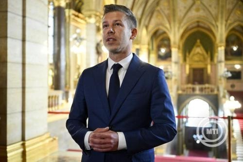 Magyar Péter, a Tisza Párt elnöke, a párt delegációjának vezetője, leendő miniszterelnök az Országgyűlés alakuló ülését előkészítő tárgyalás után az Országházban 2026. április 17-én. MTI/Hegedüs Róbert